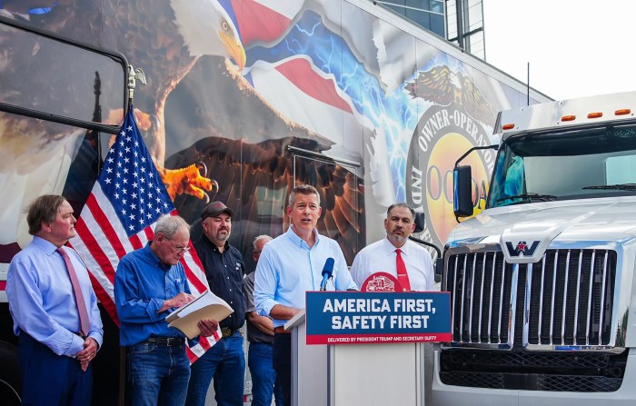 La demagógica racista de Sean Duffy no puede ocultar la intensificación de la explotación de los camioneros