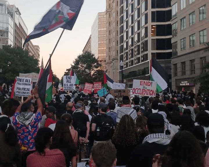 Mainstream news praises cops, ignores heroism of the people