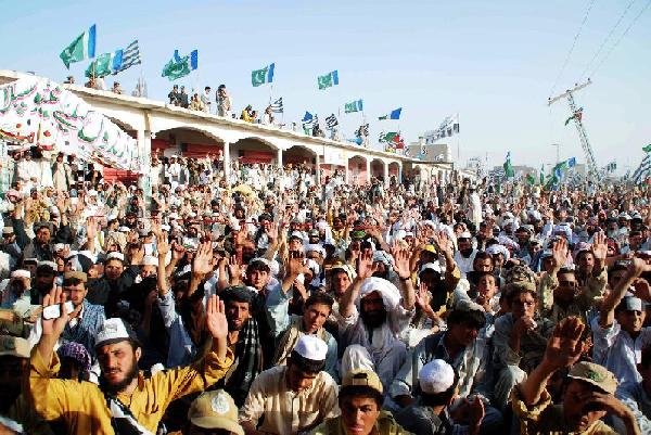 Thousands of anti-NATO marchers gather along Pakistan-Afghanistan border