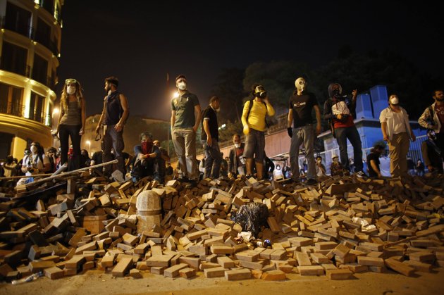 Thousands of protesters pack Istanbul’s Taksim Square, over 900 arrested across Turkey