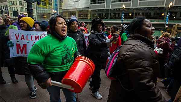 Wal-Mart Plays Down Labor Protests at Its Stores
